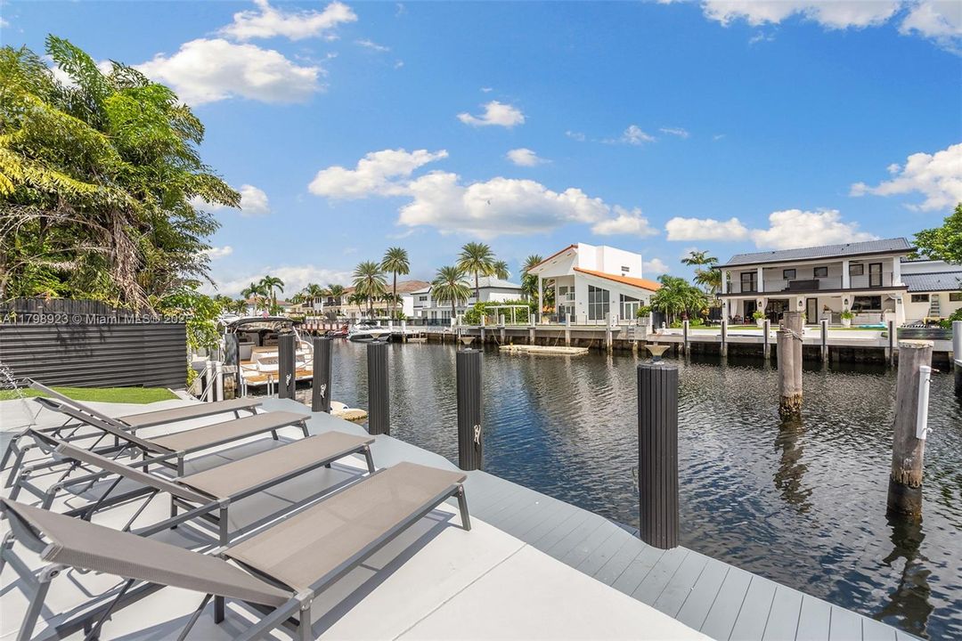 For Sale: $2,995,000 (3 beds, 2 baths, 2167 Square Feet)