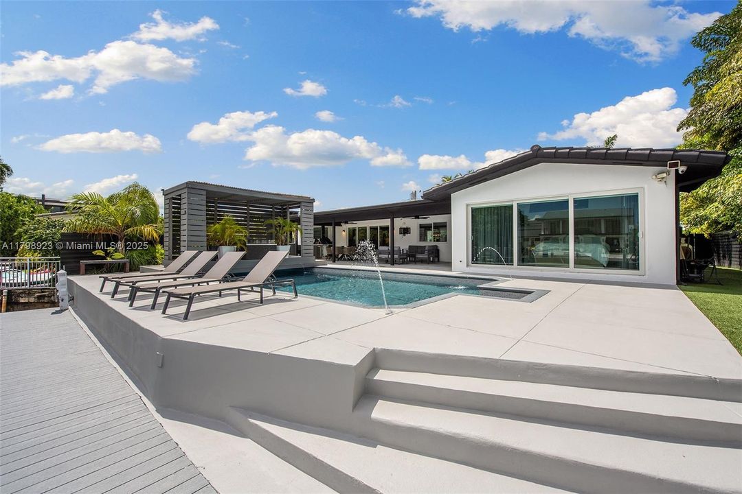 For Sale: $2,995,000 (3 beds, 2 baths, 2167 Square Feet)