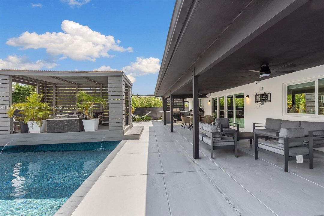 For Sale: $2,995,000 (3 beds, 2 baths, 2167 Square Feet)
