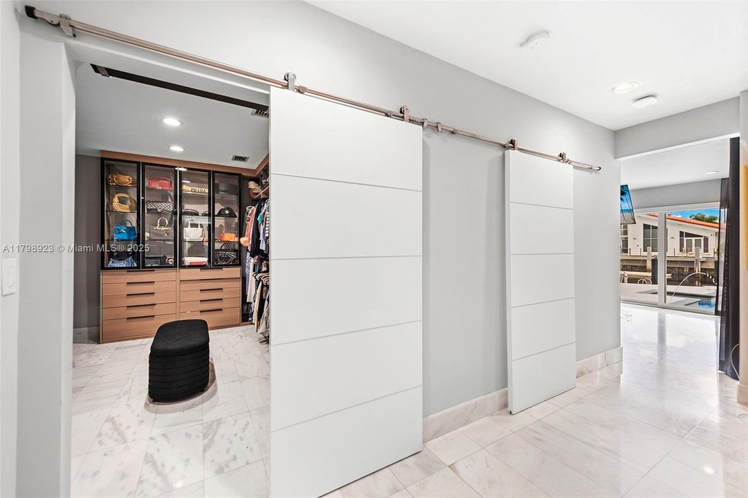 For Sale: $2,995,000 (3 beds, 2 baths, 2167 Square Feet)
