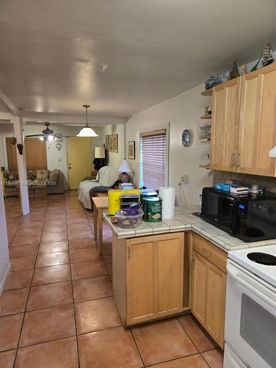 Недавно продано: $348,000 (2 спален, 1 ванн, 972 Квадратных фут)