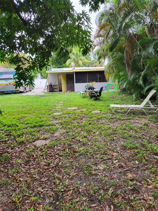 Недавно продано: $348,000 (2 спален, 1 ванн, 972 Квадратных фут)