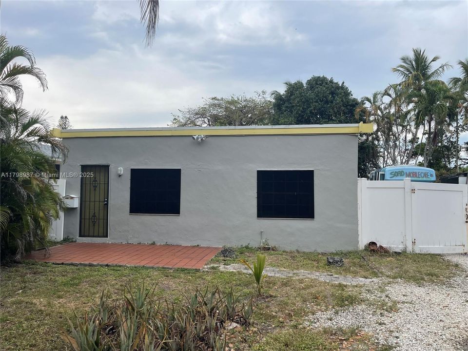 Недавно продано: $348,000 (2 спален, 1 ванн, 972 Квадратных фут)