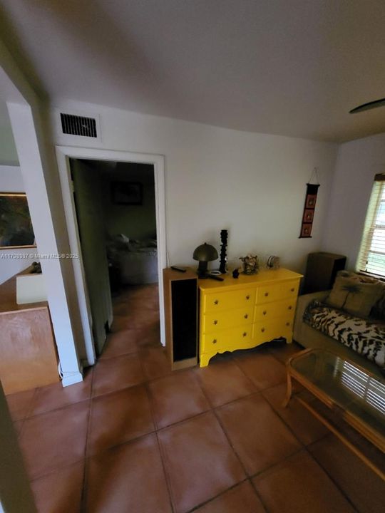 Недавно продано: $348,000 (2 спален, 1 ванн, 972 Квадратных фут)