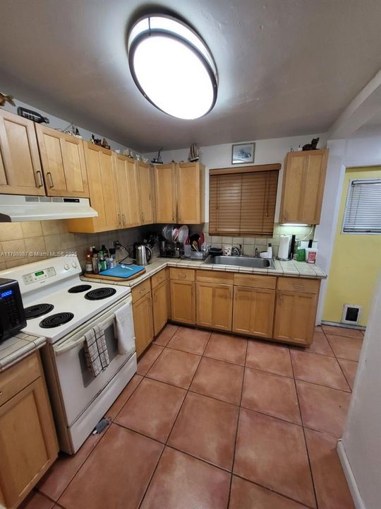 Недавно продано: $348,000 (2 спален, 1 ванн, 972 Квадратных фут)