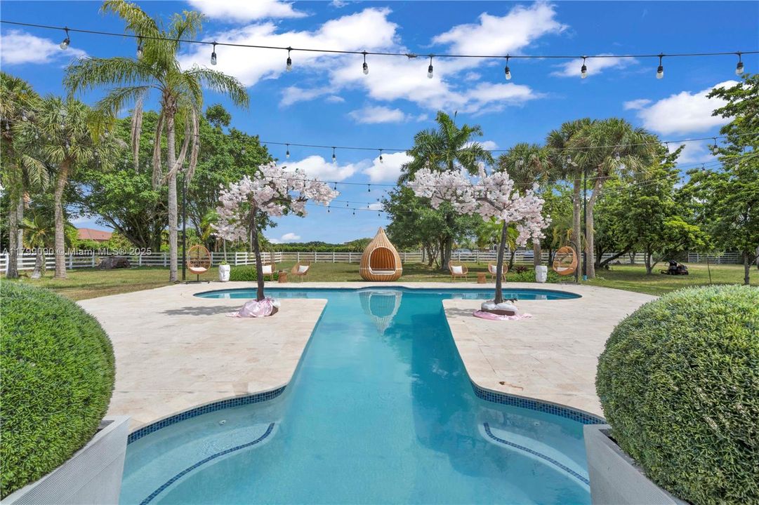 待售: $2,900,000 (5 贝兹, 2 浴室, 4396 平方英尺)