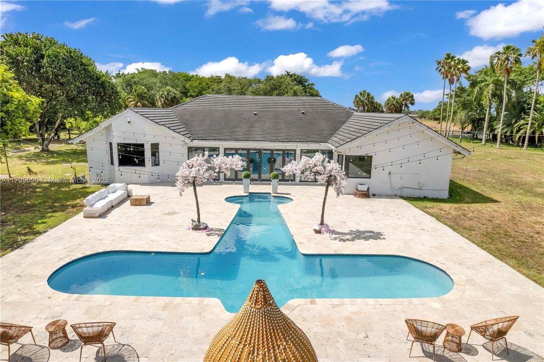 待售: $2,900,000 (5 贝兹, 2 浴室, 4396 平方英尺)