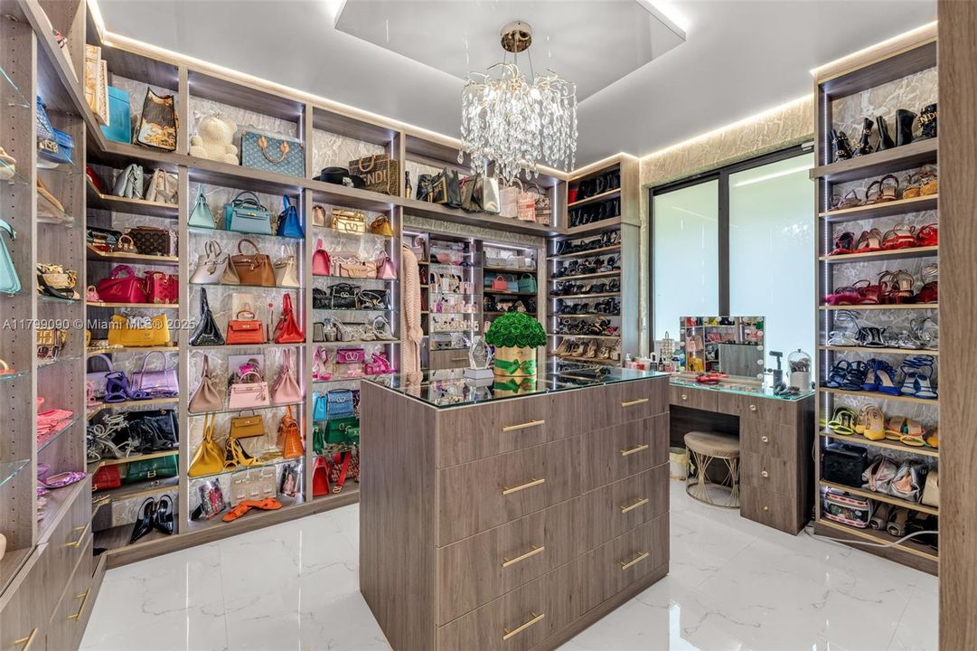 待售: $2,900,000 (5 贝兹, 2 浴室, 4396 平方英尺)