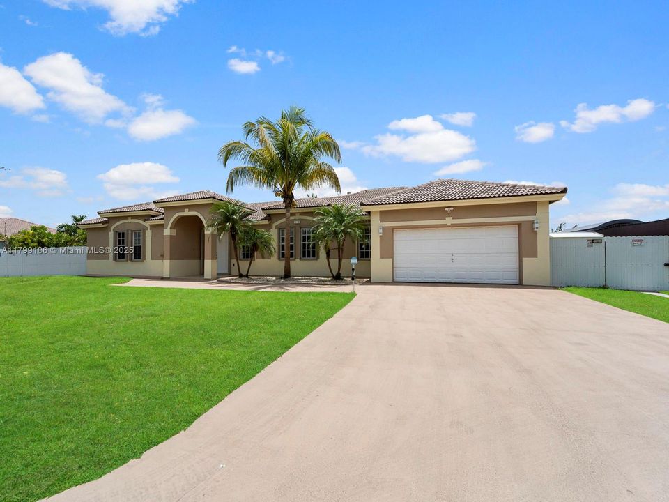 Recently Sold: $799,900 (4 beds, 3 baths, 2401 Square Feet)