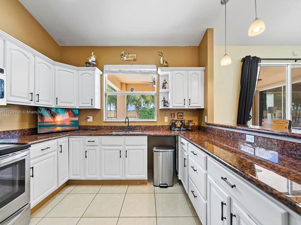 Recently Sold: $799,900 (4 beds, 3 baths, 2401 Square Feet)