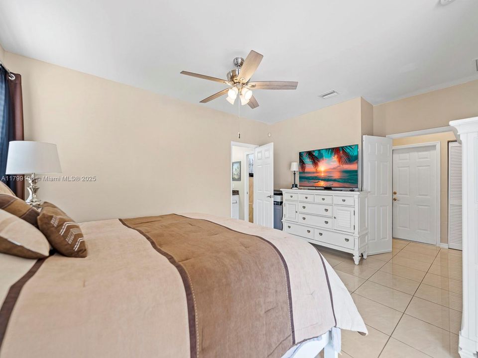 Recently Sold: $799,900 (4 beds, 3 baths, 2401 Square Feet)