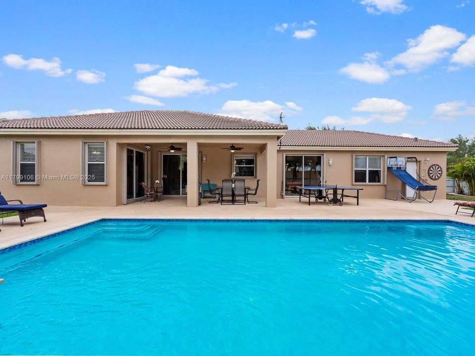 Recently Sold: $799,900 (4 beds, 3 baths, 2401 Square Feet)