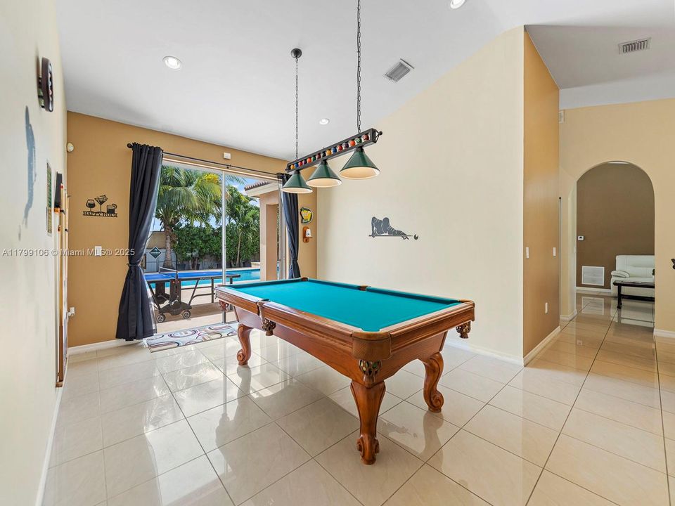 Recently Sold: $799,900 (4 beds, 3 baths, 2401 Square Feet)