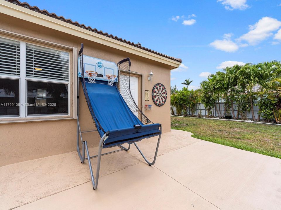 Recently Sold: $799,900 (4 beds, 3 baths, 2401 Square Feet)