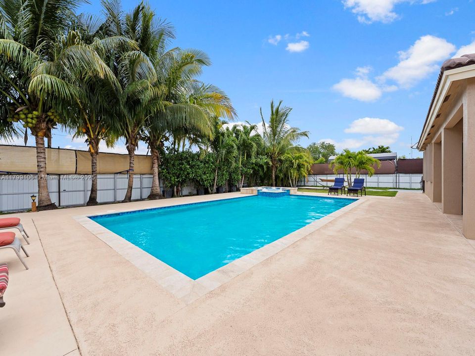 Recently Sold: $799,900 (4 beds, 3 baths, 2401 Square Feet)