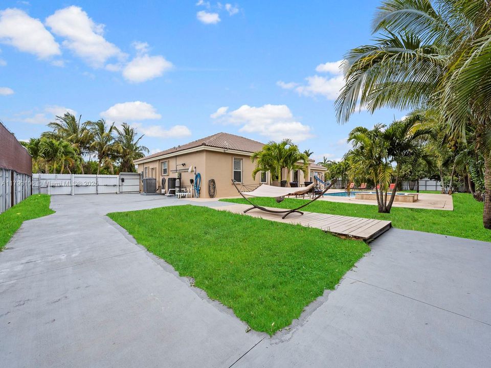 Recently Sold: $799,900 (4 beds, 3 baths, 2401 Square Feet)