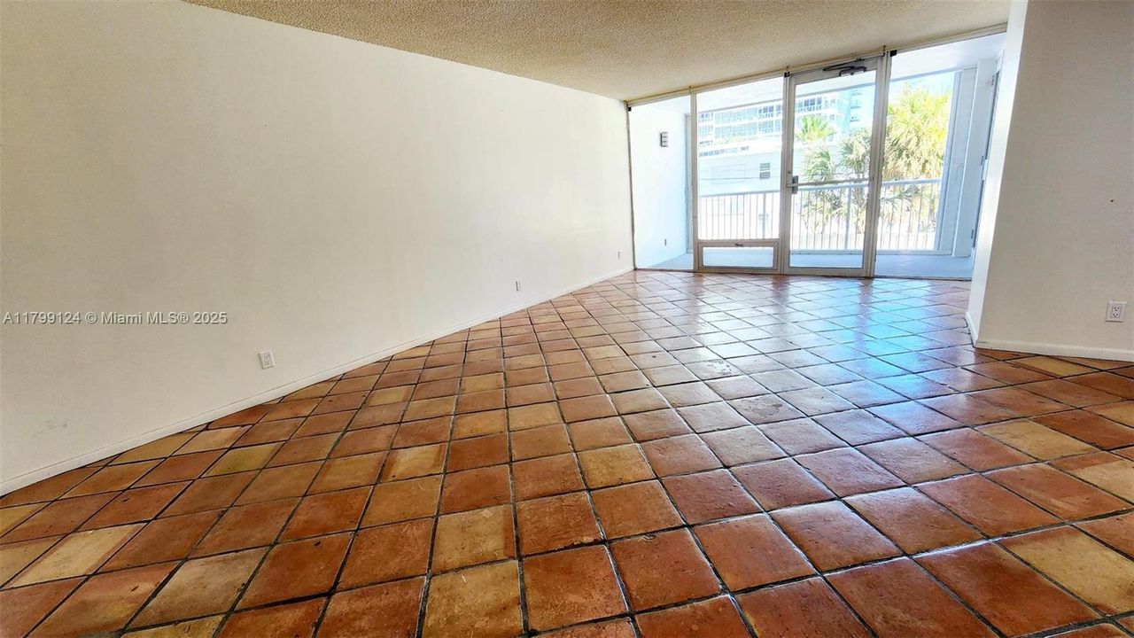 Recently Sold: $300,000 (2 beds, 2 baths, 1425 Square Feet)