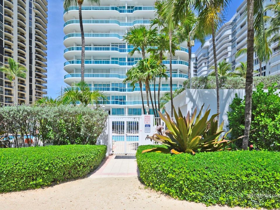Recently Sold: $3,900,000 (3 beds, 4 baths, 3110 Square Feet)