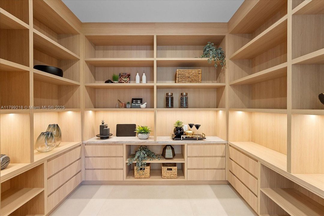 Recently Sold: $5,095,000 (6 beds, 6 baths, 5500 Square Feet)