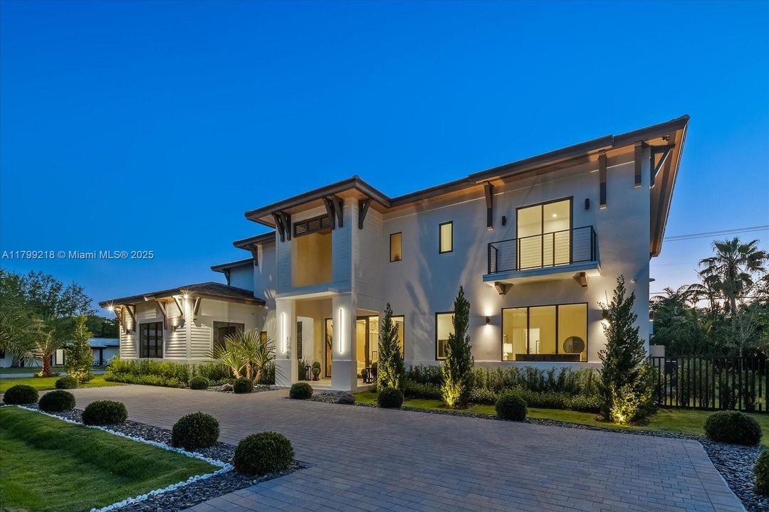 Recently Sold: $5,095,000 (6 beds, 6 baths, 5500 Square Feet)