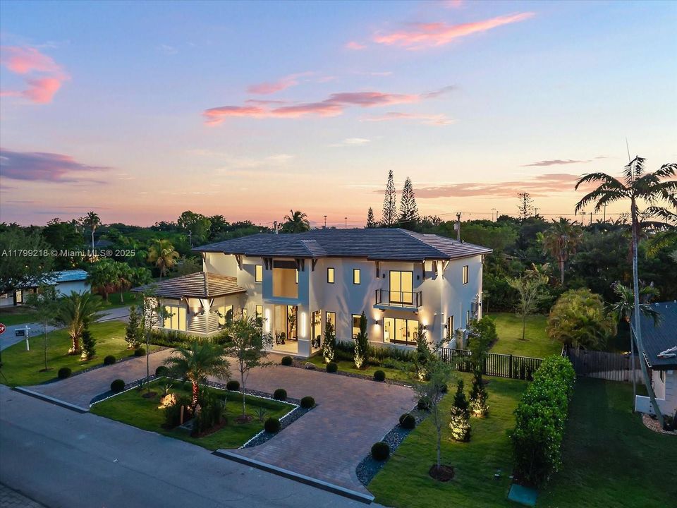Recently Sold: $5,095,000 (6 beds, 6 baths, 5500 Square Feet)