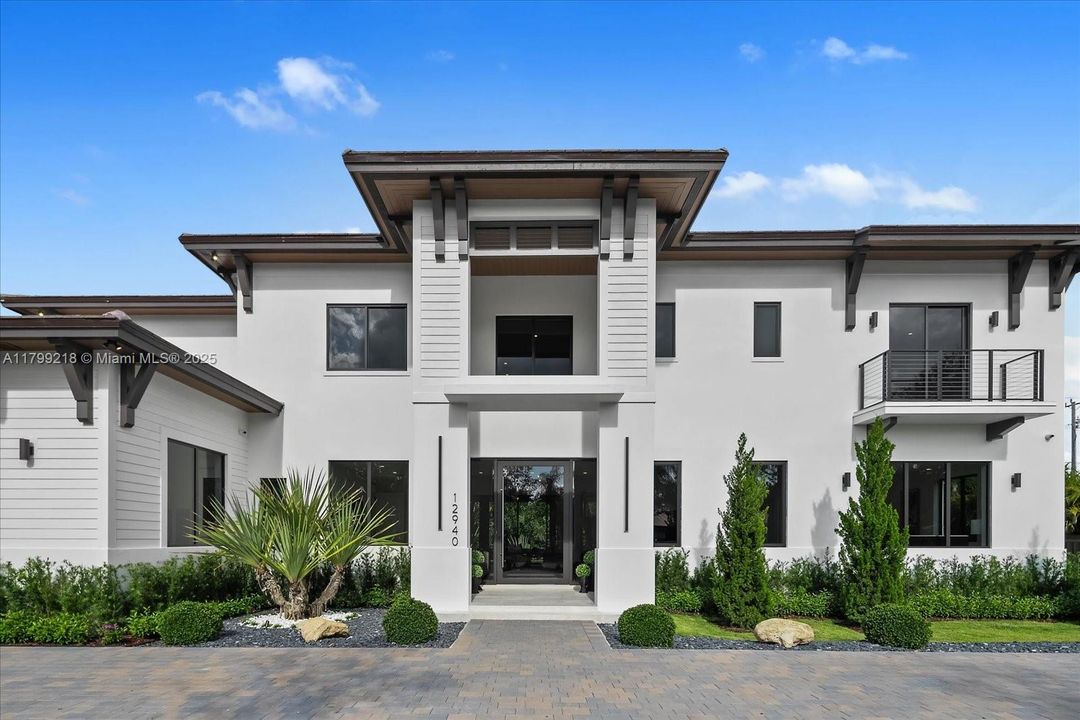 Recently Sold: $5,095,000 (6 beds, 6 baths, 5500 Square Feet)