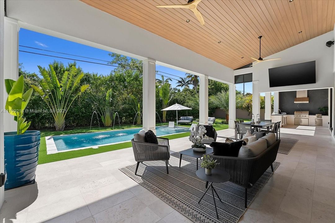 Recently Sold: $5,095,000 (6 beds, 6 baths, 5500 Square Feet)