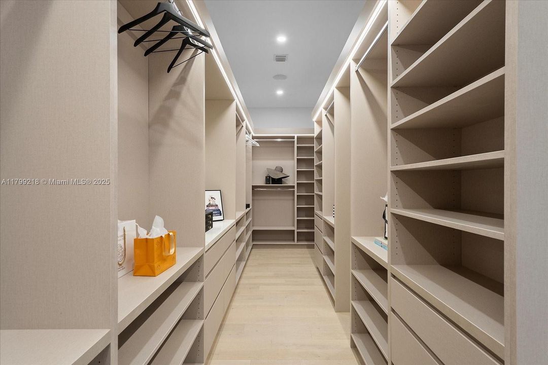 Recently Sold: $5,095,000 (6 beds, 6 baths, 5500 Square Feet)