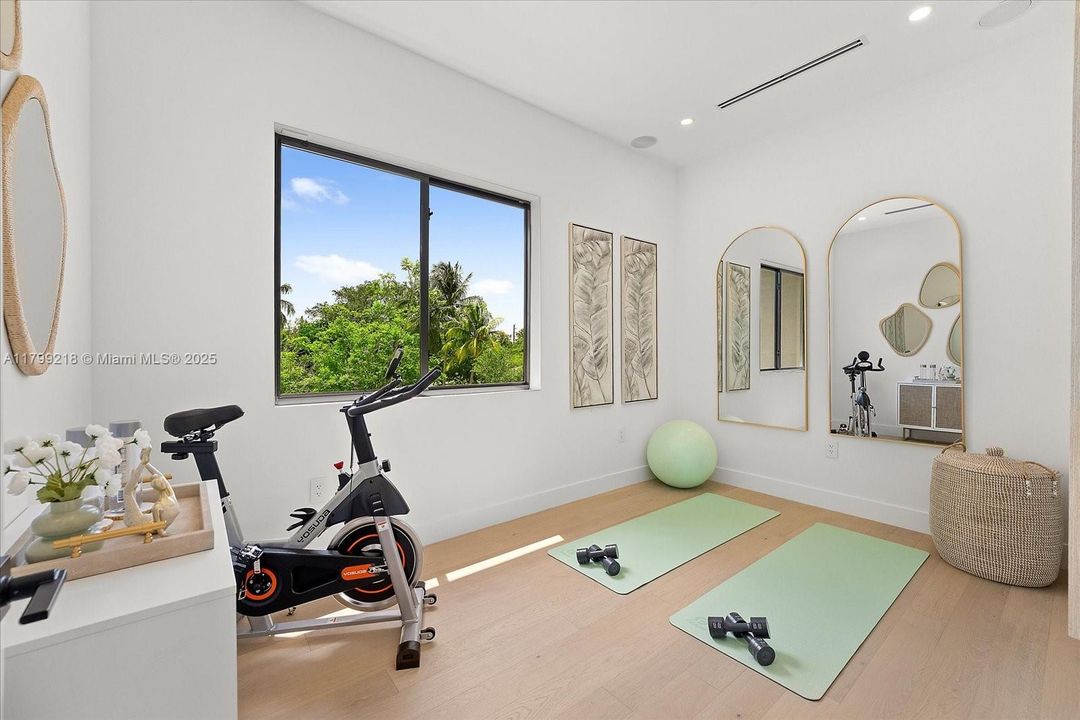 Recently Sold: $5,095,000 (6 beds, 6 baths, 5500 Square Feet)