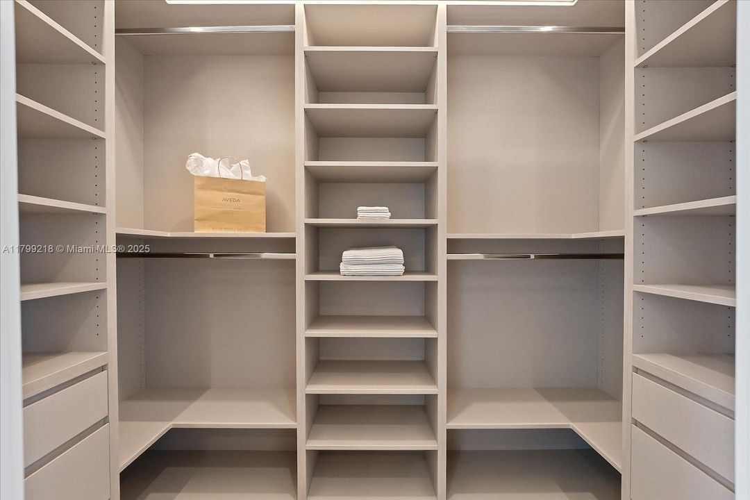 Recently Sold: $5,095,000 (6 beds, 6 baths, 5500 Square Feet)