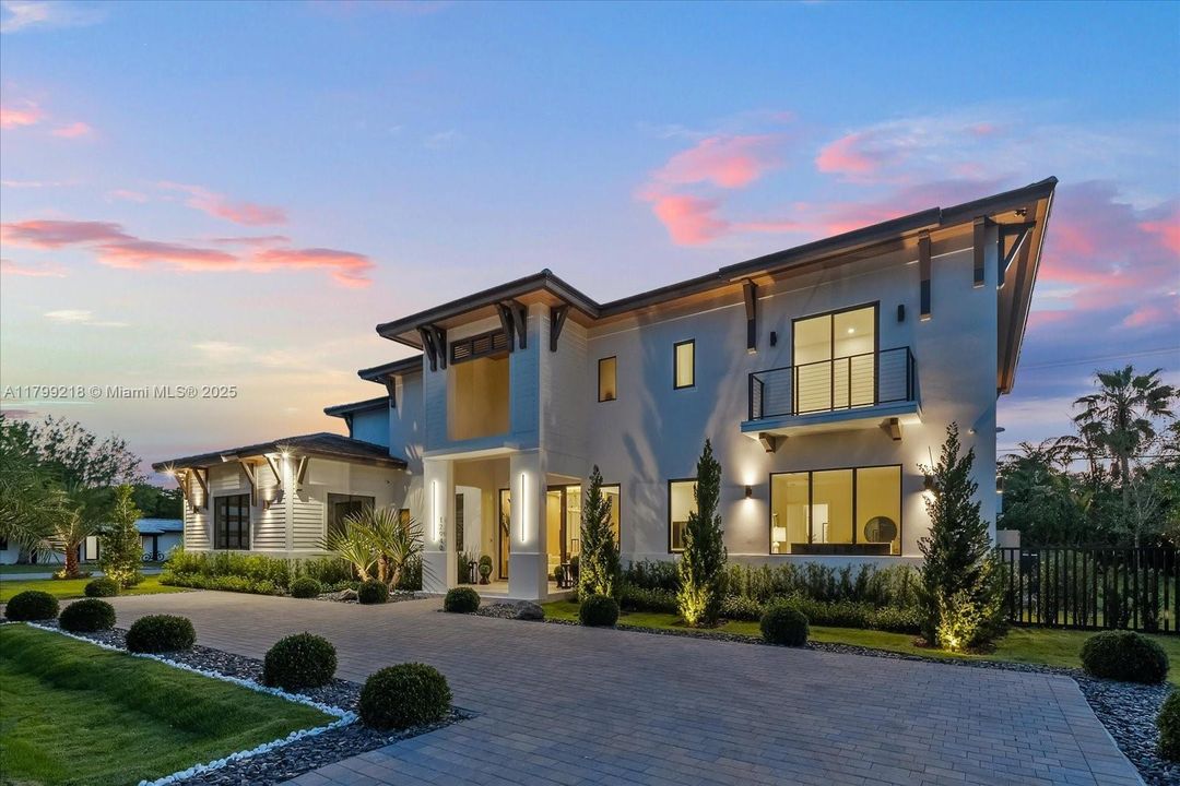 Recently Sold: $5,095,000 (6 beds, 6 baths, 5500 Square Feet)