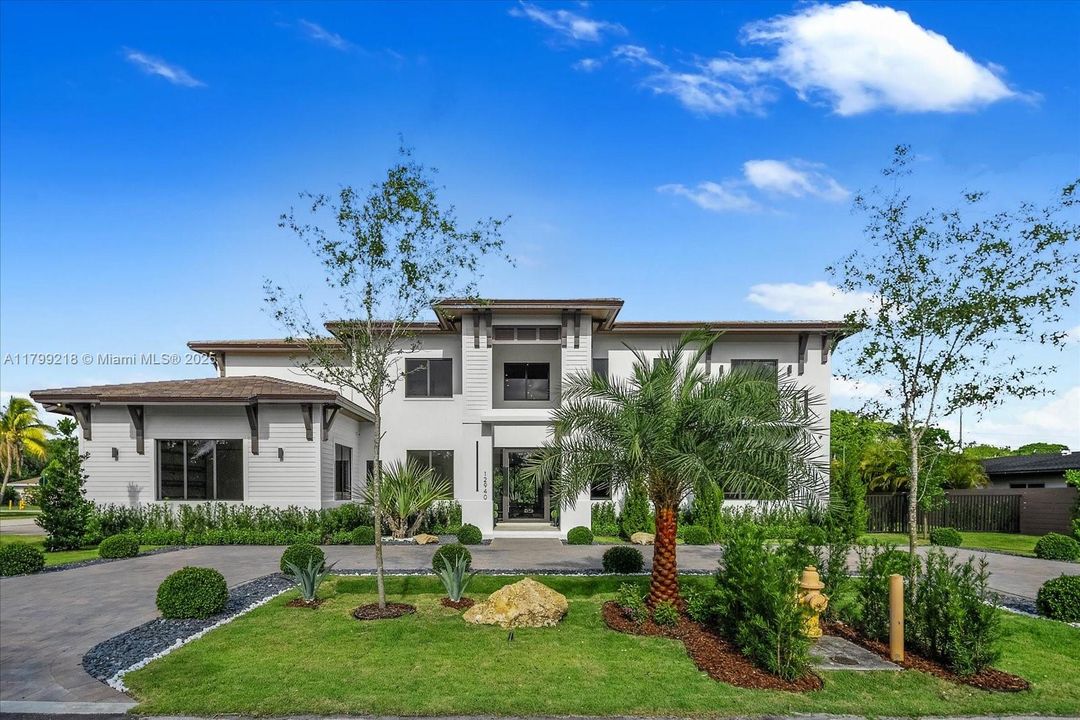 Recently Sold: $5,095,000 (6 beds, 6 baths, 5500 Square Feet)