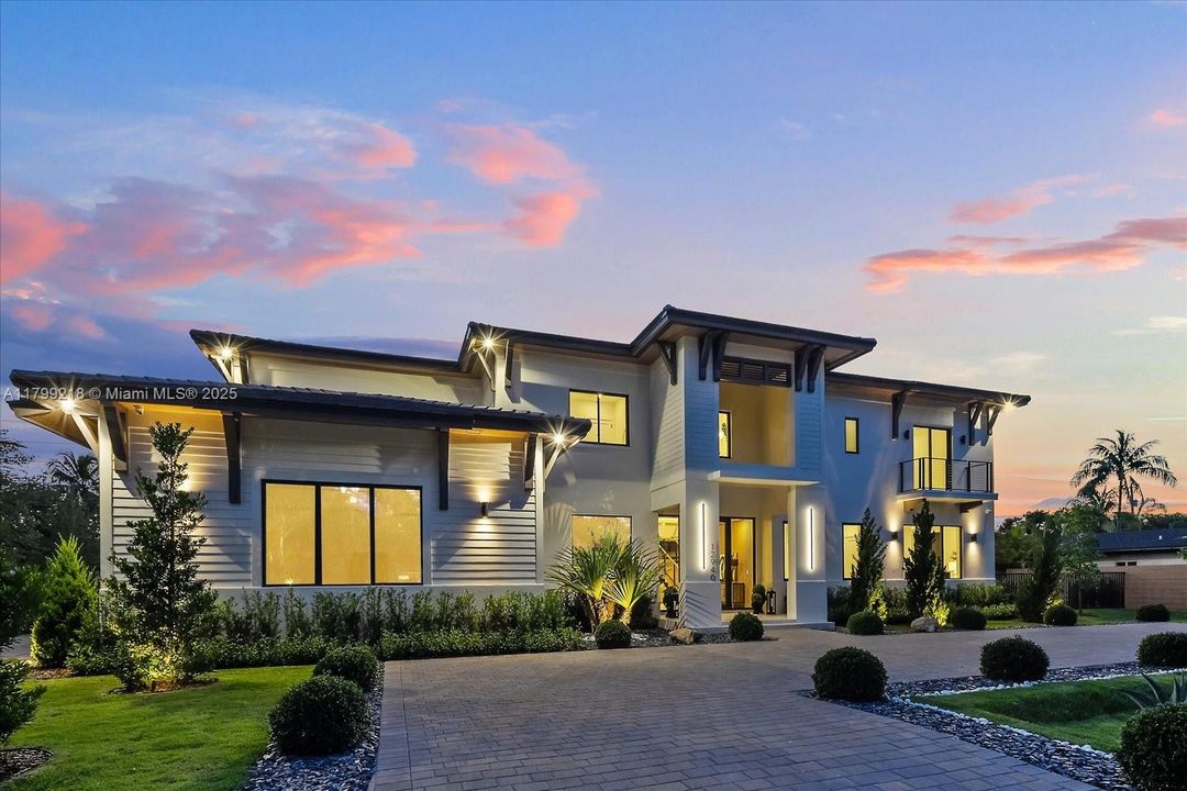 Recently Sold: $5,095,000 (6 beds, 6 baths, 5500 Square Feet)