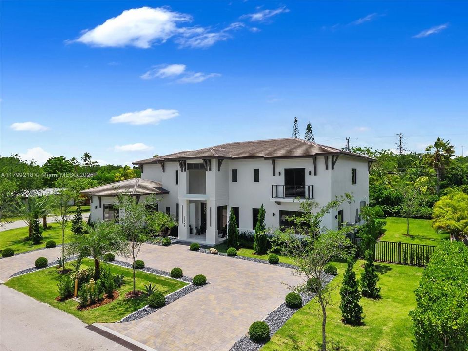 Recently Sold: $5,095,000 (6 beds, 6 baths, 5500 Square Feet)