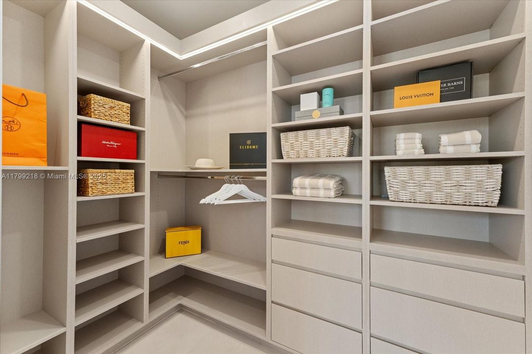 Recently Sold: $5,095,000 (6 beds, 6 baths, 5500 Square Feet)