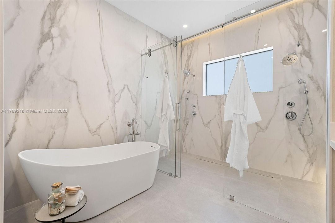 Recently Sold: $5,095,000 (6 beds, 6 baths, 5500 Square Feet)