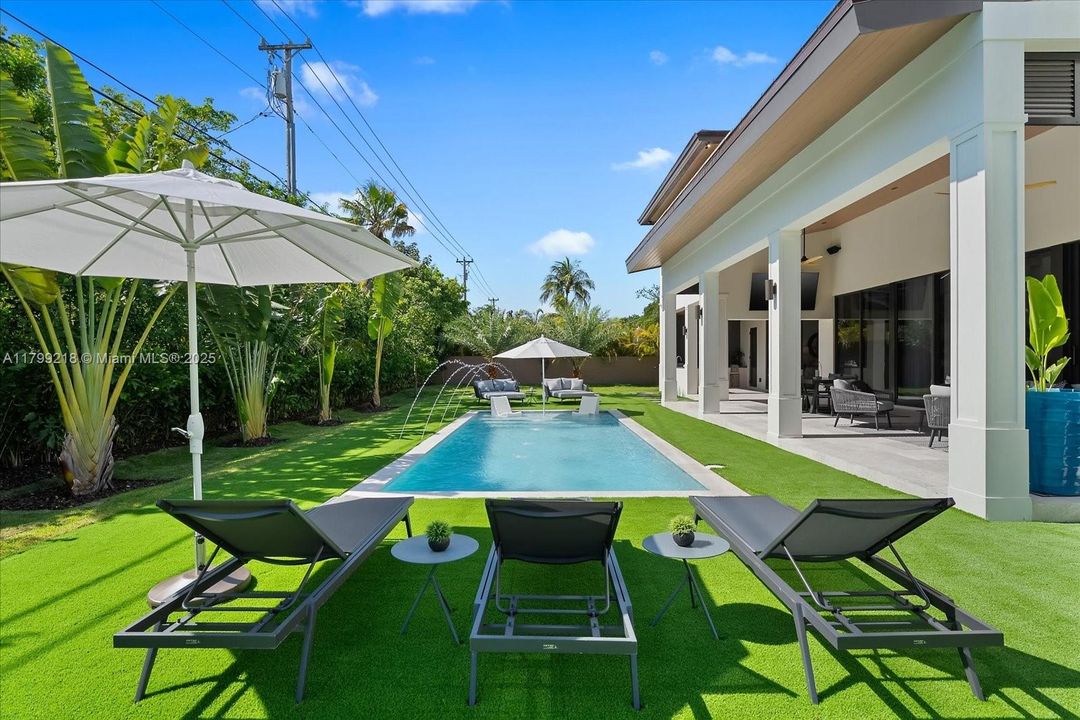 Recently Sold: $5,095,000 (6 beds, 6 baths, 5500 Square Feet)