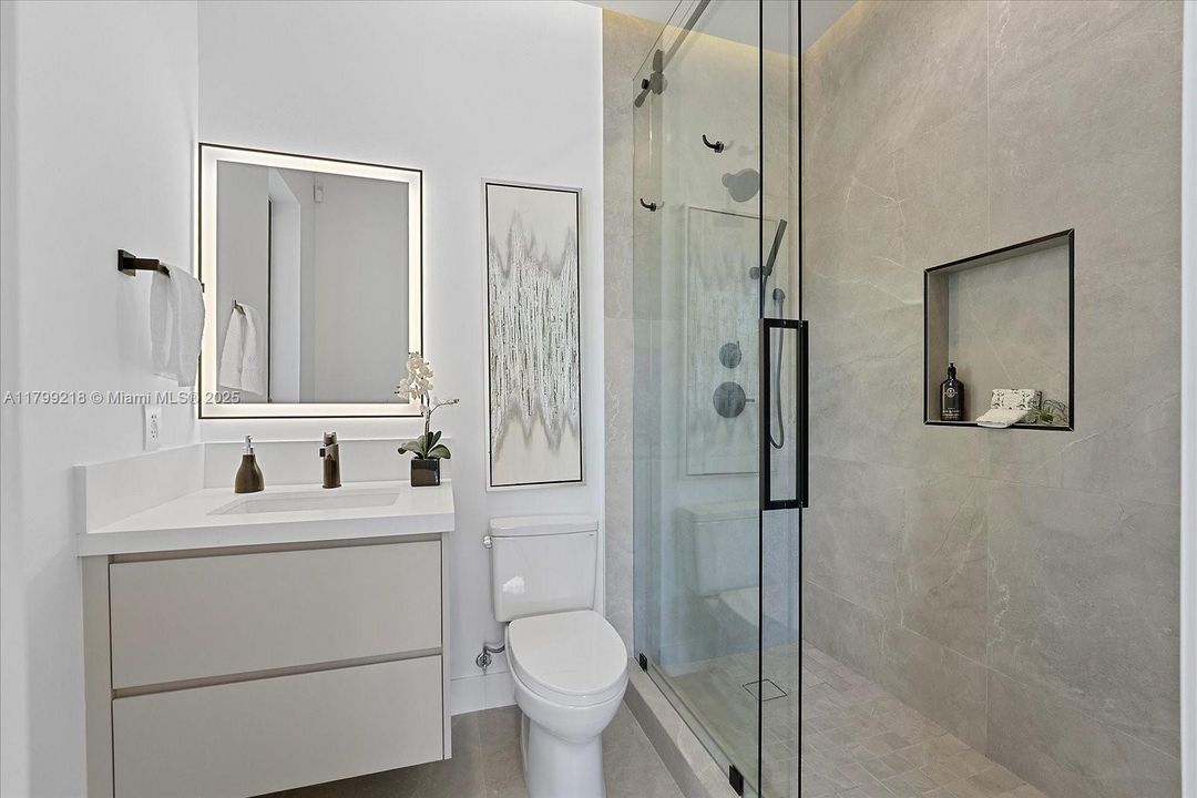 Recently Sold: $5,095,000 (6 beds, 6 baths, 5500 Square Feet)