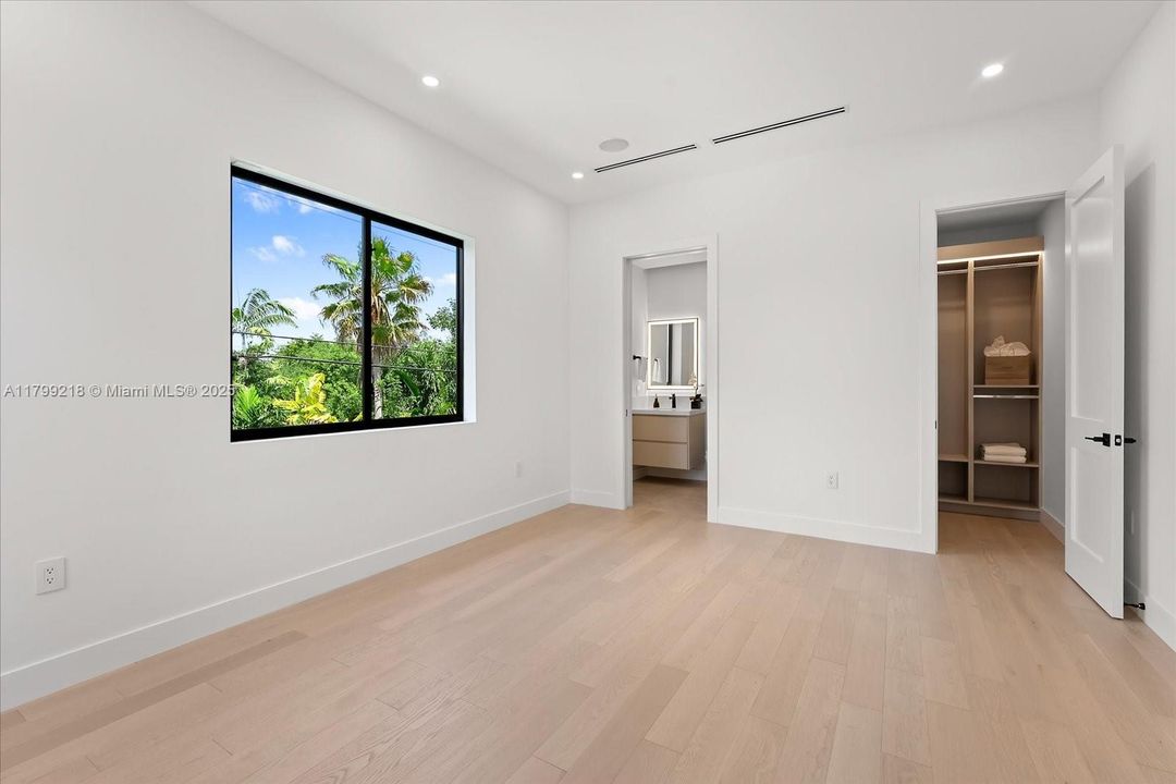 Recently Sold: $5,095,000 (6 beds, 6 baths, 5500 Square Feet)