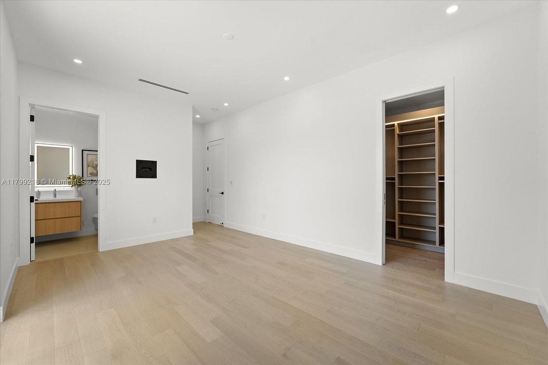 Recently Sold: $5,095,000 (6 beds, 6 baths, 5500 Square Feet)