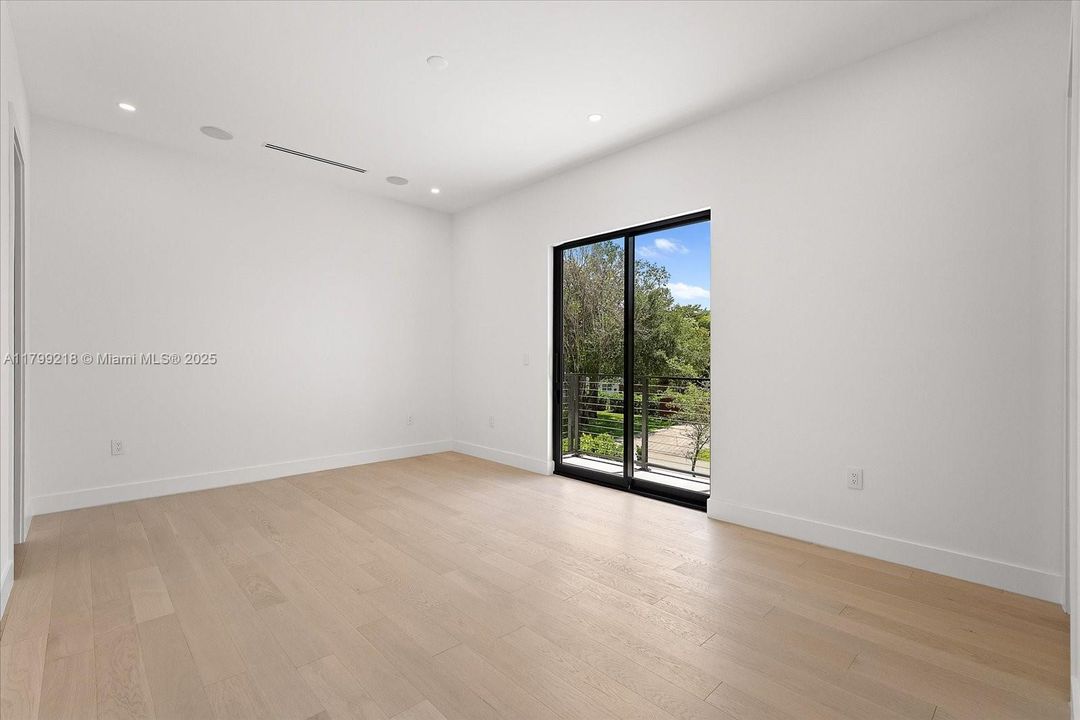 Recently Sold: $5,095,000 (6 beds, 6 baths, 5500 Square Feet)