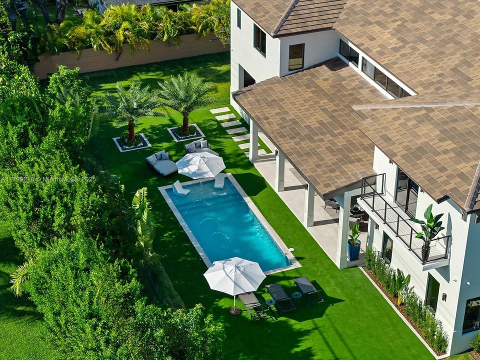 Recently Sold: $5,095,000 (6 beds, 6 baths, 5500 Square Feet)