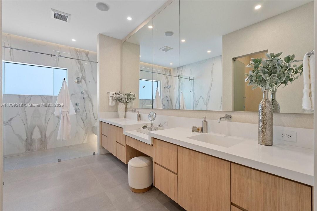 Recently Sold: $5,095,000 (6 beds, 6 baths, 5500 Square Feet)