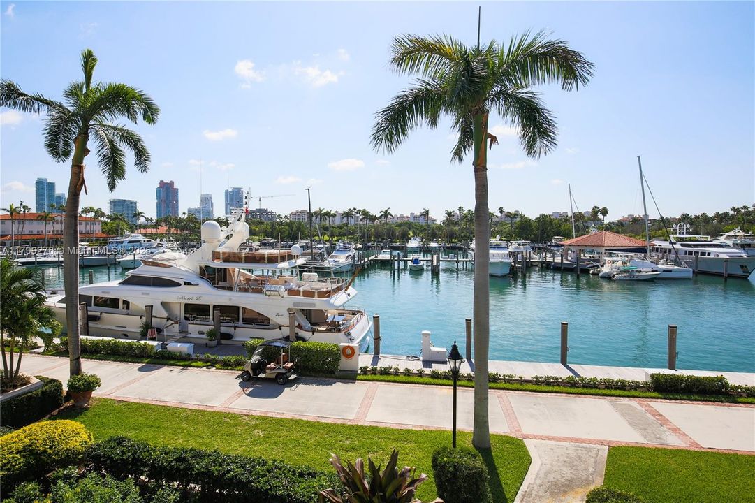 Active With Contract: $8,200,000 (3 beds, 2 baths, 2530 Square Feet)