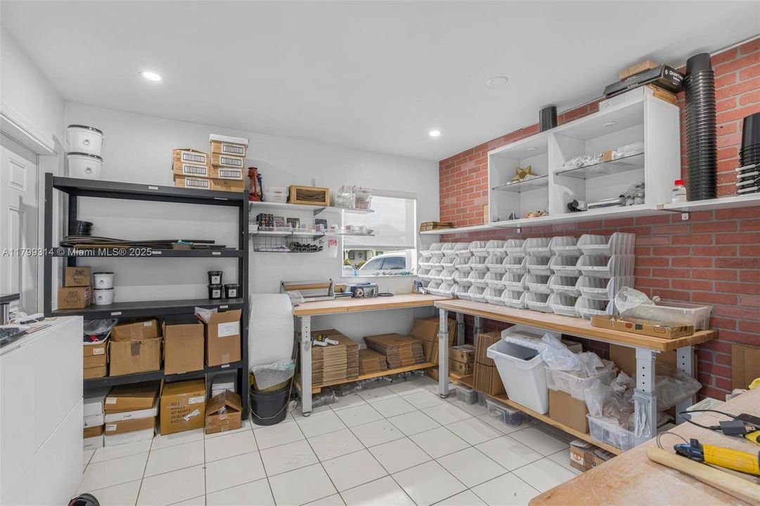 Под контрактом: $769,000 (3 спален, 2 ванн, 1614 Квадратных фут)