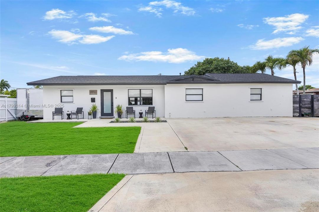 Под контрактом: $769,000 (3 спален, 2 ванн, 1614 Квадратных фут)