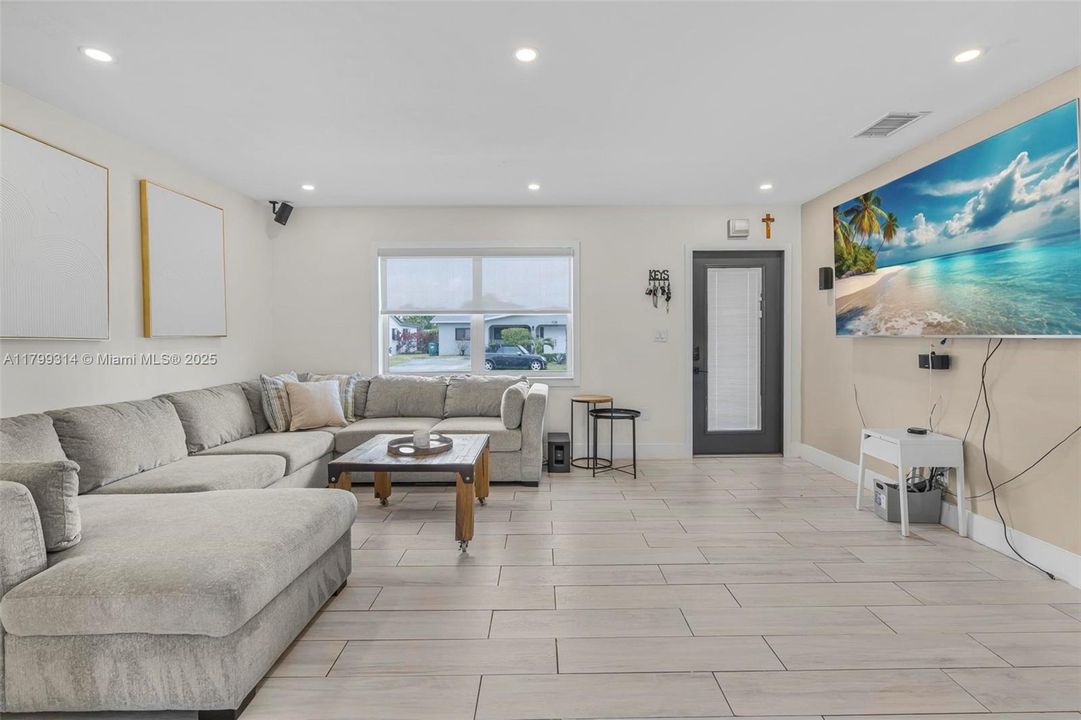 Под контрактом: $769,000 (3 спален, 2 ванн, 1614 Квадратных фут)