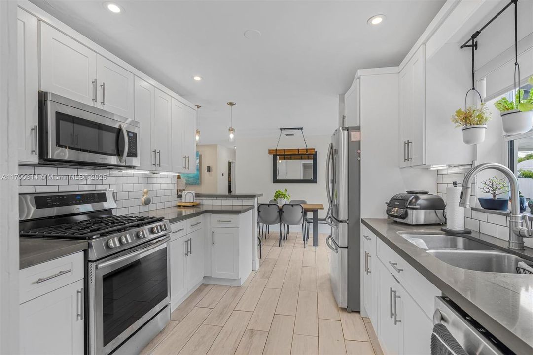 Под контрактом: $769,000 (3 спален, 2 ванн, 1614 Квадратных фут)