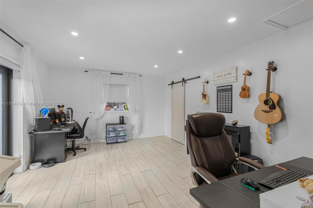 Под контрактом: $769,000 (3 спален, 2 ванн, 1614 Квадратных фут)