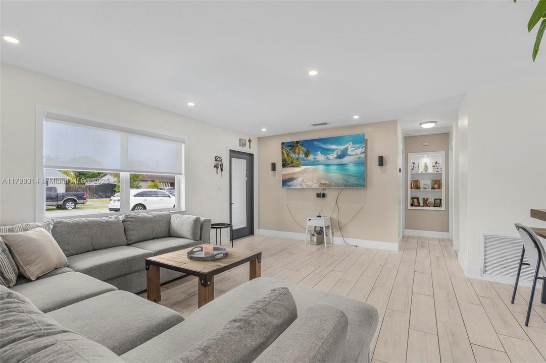 Под контрактом: $769,000 (3 спален, 2 ванн, 1614 Квадратных фут)